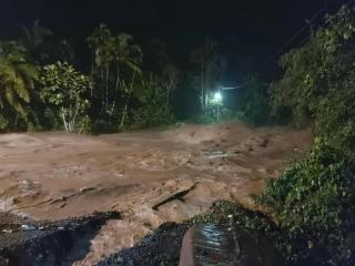 Air Sungai Pangkalan Meluap, Sumbar - Riau Terputus
