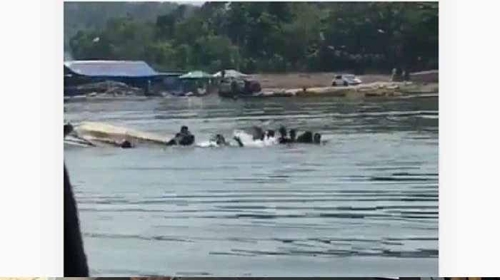 Perahu Wisata Terbalik Gegara Selfie, 9 Orang Masih Dalam Pencarian