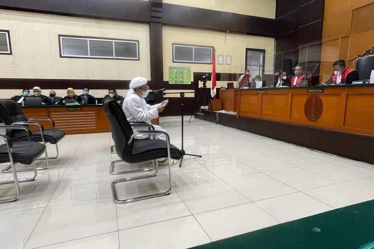 Dituntut 2 Tahun Penjara, Habib Rizieq Menangis Ketika Baca Pledoi