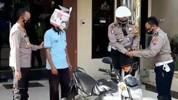 Pemotor Behelm Rice Cooker yang Viral Akhirnya Diberi Polisi Helm SNI