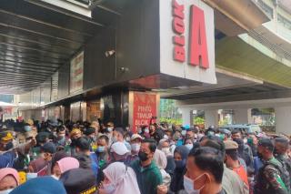 Antrean Masuk Pasar Tanah Abang Membludak, Brimob Turun Tangan