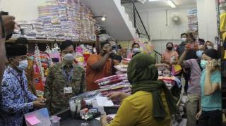 Lurah di Solo Dicopot Diduga Terlibat Pungli Bermodus Zakat, Gibran Keliling Kembalikan Uang