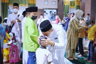 Bupati Meranti Berikan Santunan 85 Anak Yatim di Rumah Dinas