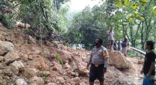 Jalan Lintas Riau-Sumbar Putus Total Tertimbun Longsor