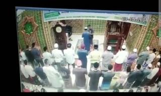 Sedang Pimpin Salat Subuh, Imam Masjid di Pekanbaru Mendadak Kena Tampar 