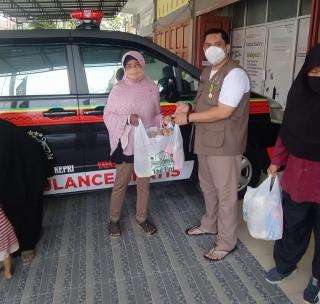 Yayasan Tuah Melayu Riau Bagikan 150 Paket Sembako Ke Warga Kurang Mampu