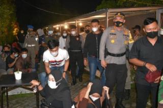 Berkerumunan dan Tak Pakai Masker, Puluhan Remaja di Pekanbaru Dihukum Jongkok