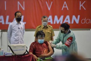 Tinjau Vaksinasi Massal, Jokowi Perintahkan Menkes Kirim Vaksin Lebih Banyak ke Riau
