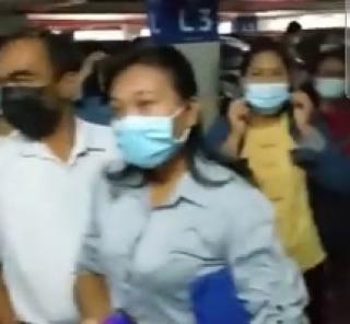Video Belasan Warga Pekanbaru Gigit Jari Tak Dapat Vaksin, Panitia Batasi Dengan Kupon