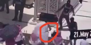 Video Imam Masjidil Haram Diserang Pria Bersenjata saat Bacakan Khotbah Jumat