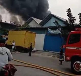 Gudang Pabrik Kopi Kapal Api di Cengkareng Terbakar