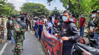 Aksi Demo Buruh di Depan Kantor Indomaret Jakut, Warga Minta Dibubarkan
