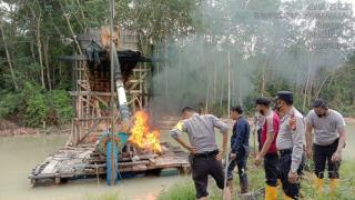 Pemilik Kabur Melarikan Diri, 4 Rakit Dompeng PETI Kuansing Dibakar