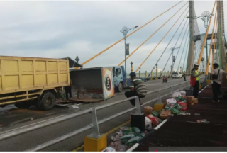 Kecelakaan Tunggal, Truk Cleo Terguling di Jembatan Siak, Minuman Berserakan ke Jalan