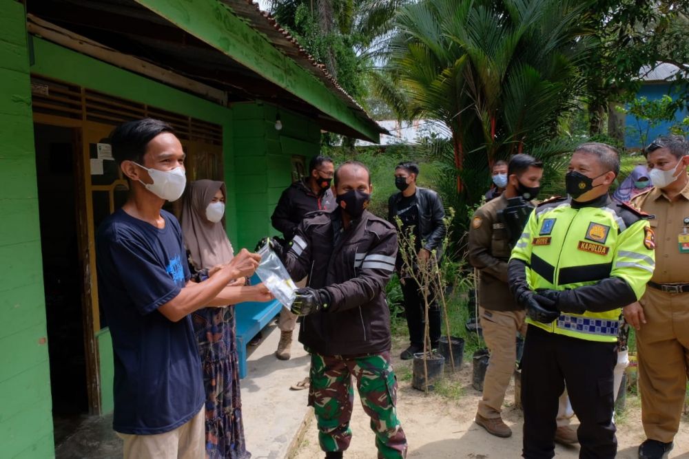  Danrem 031/WB Bersama Kapolda Riau Tinjau Vaksinasi dan PPKM Mikro di Siak