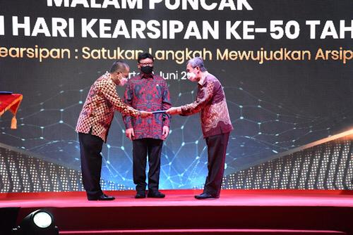 Gubri Serahkan Sertifikat Tanah dan Bangunan Ke ANRI Pada Peringatan Hari Kearsipan ke-50 