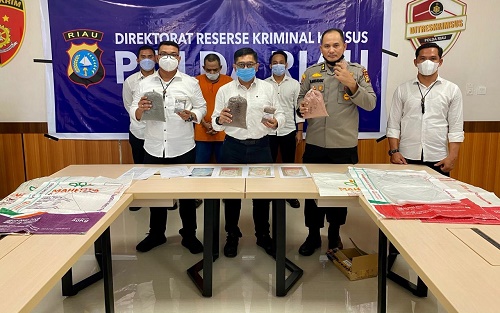 Polda Riau Sita 19,5 Ton Pupuk Oplosan di Desa Bukit Payung, Kampar