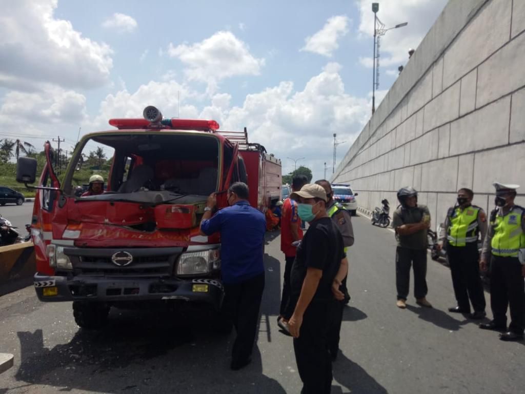 Tabrakan Beruntun Mobil Damkar Pekanbaru Diduga Akibat Kelalaian Sopir