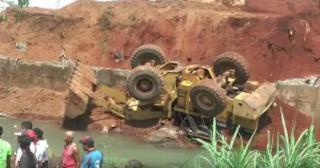 Alat Berat Masuk Sungai Sedalam Tujuh Meter, Pengemudi Tewas Terjepit 