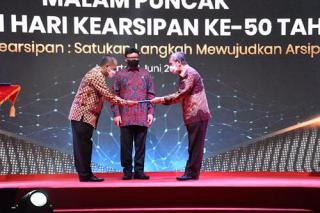 Gubri Serahkan Sertifikat Tanah dan Bangunan Ke ANRI Pada Peringatan Hari Kearsipan ke-50