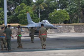 Latihan Bersama, Enam Pesawat Tempur F-16 AS Tiba di Lanud Rsn Pekanbaru