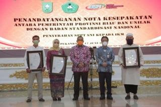 3 IKM Riau Dapat Sertifikat SNI, Wagubri: Kita Patut Berbangga
