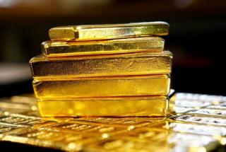 Harga Emas Anjlok Lebih dari 1 Persen Usai Proyeksi The Fed soal Suku Bunga