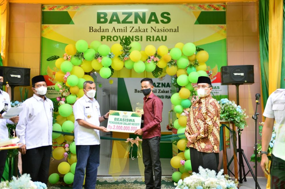 BAZNAS Riau Serahkan Bantuan Beasiswa Bagi Pelajar Riau