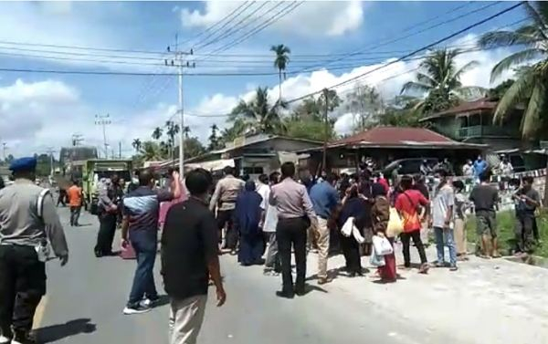 Jemput Paksa Jenazah COVID-19 dari RSUD Indrasari Rengat, Keluarga Bawa Massa Satu Truk