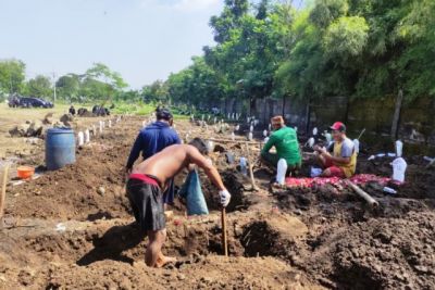 Lima Penggali Makam Covid-19 Dapat Bonus Rp 1,2 M