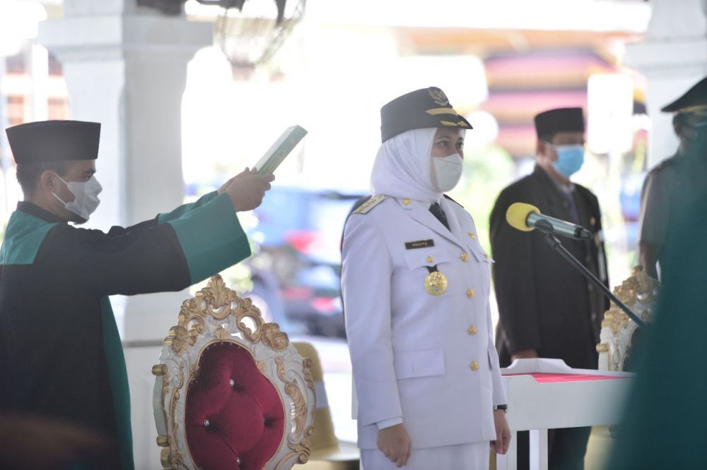 Lanjutkan Suami, Istri Kedua Mantan Bupati Inhu Resmi Dilantik