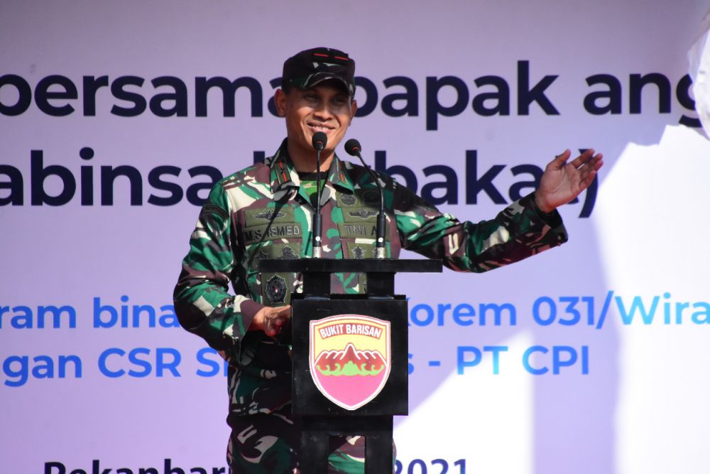 Danrem 031/WB Serahkan 35 Gerobak Usaha Untuk Masyarakat Riau Terdampak Pandemi COVID-19