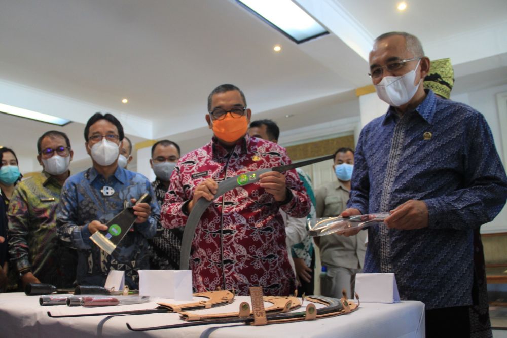 BSN Beri Empat IKM Pandai Besi di Riau Pelatihan Agar Dapat Sertifikat SNI