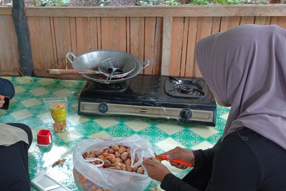 Kreatif, Emak-emak di Siak Olah Biji Durian Jadi Kripik dan Hasilkan Pundi Rupiah