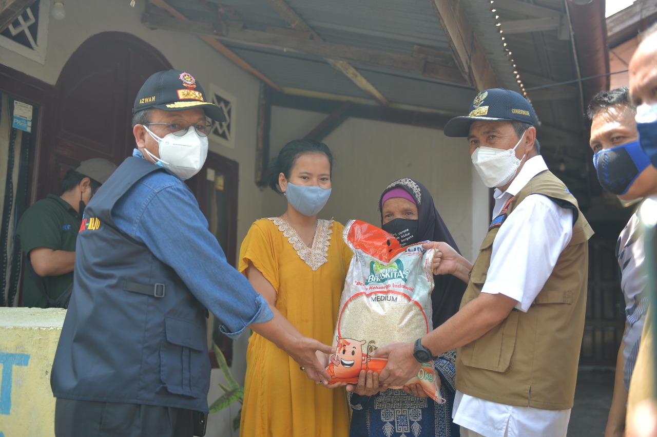 Gubri Blusukan Bagikan Bantuan PPKM door to door di Kelurahan Cinta Raja 