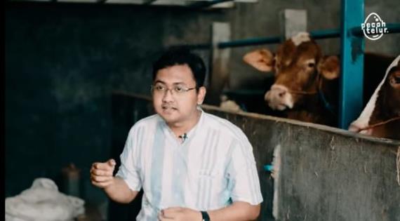 Lulusan Terbaik dari Amerika Serikat Ini Pilih Jadi Peternak Sapi