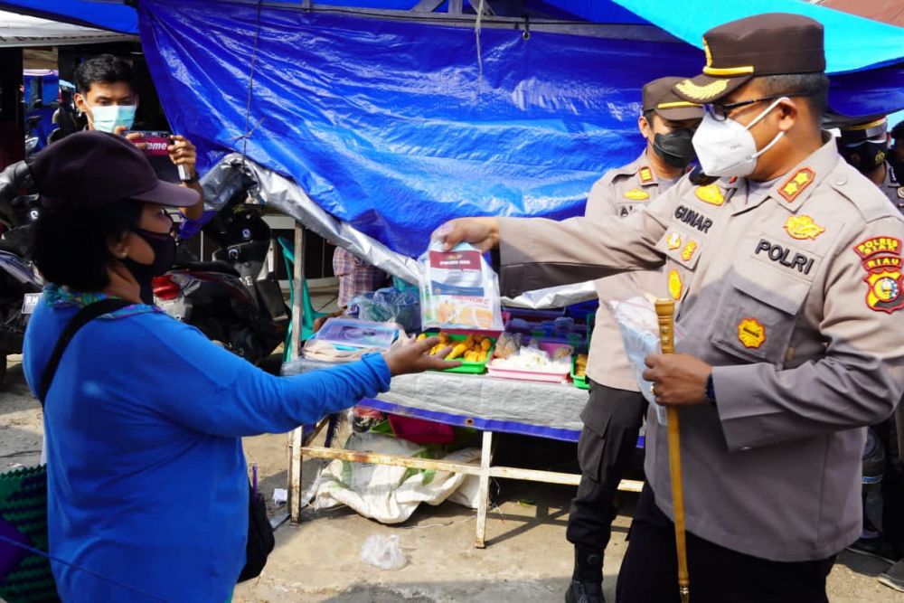 Blusukan di Pasar Pagi Tualang, Kapolres Siak dan Rombongan Bagi-bagi Uang 