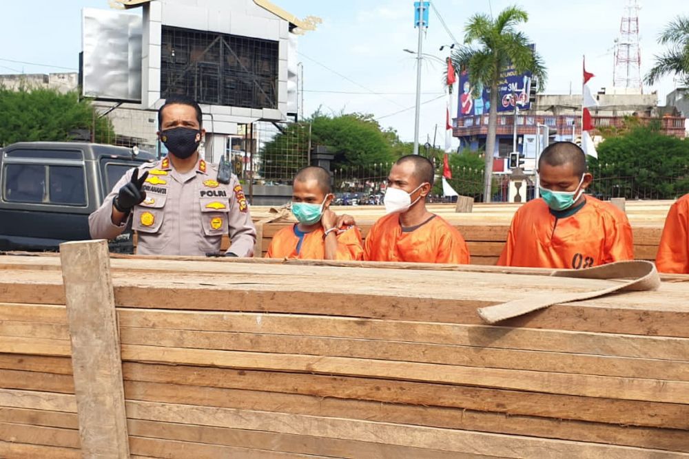 4 Pelaku Ilegal Logging Saat Beraksi Ditangkap Polres Dumai 