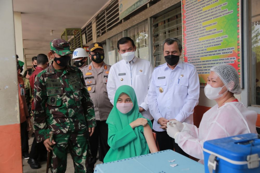 Tinjau Vaksinasi Covid-19 Untuk Pelajar di SMPN 08 Pekanbaru, Ini Pesan Gubernur Riau