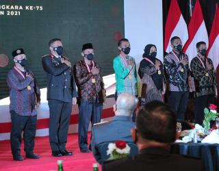 Camat Tenayan Raya Terima Penghargaan Posko PPKM Terbaik Se Riau dari Kapolda