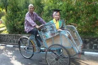 Kisah Anak Tukang Becak di Kendal Mampu Selesaikan S3 di University of Birmingham Inggris