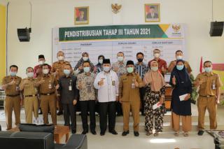 Sekda Pekanbaru Salurkan Secara Simbolis Distribusi Zakat Tahap III Tahun 2021
