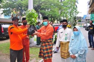 Dukung Program Riau Hijau, DLHK Serahkan 14.000 Bibit Tanaman Kepada Penghulu Kampung di Siak