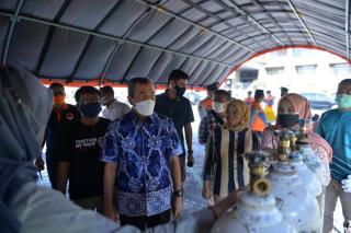 Bantu Rumah Sakit, Gubri Tinjau Kegiatan Bongkar Muat Tabung Gas Oksigen
