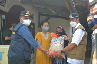 Gubri Blusukan Bagikan Bantuan PPKM door to door di Kelurahan Cinta Raja 