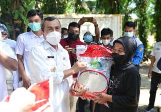 Gubri Serahkan Bantuan Beras PPKM untuk Warga Pekanbaru Terdampak Covid-19