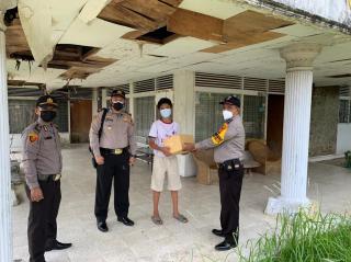 Polsek Lima Puluh Bagi Sembako ke Warga Terdampak Covid