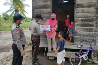 Hindari Kerumunan, Polisi di Meranti door to door Salurkan Sembako