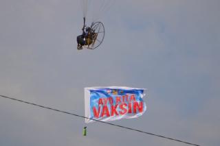 Begini Cara Paramotor Sosialisasi Vaksinasi di Langit Kampar