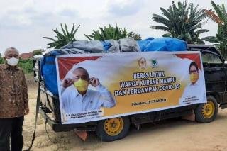Mantan Gubernur Riau Borong 3 Ton Beras Petani di Siak untuk Dibagikan ke Warga Terdampak Covid-19